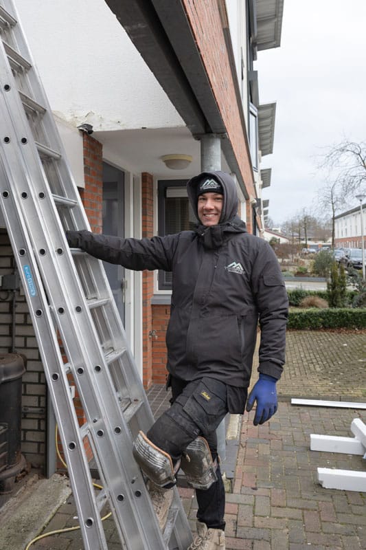 Dakdekker van Twintop Dakdekkers bij een woning met ladder